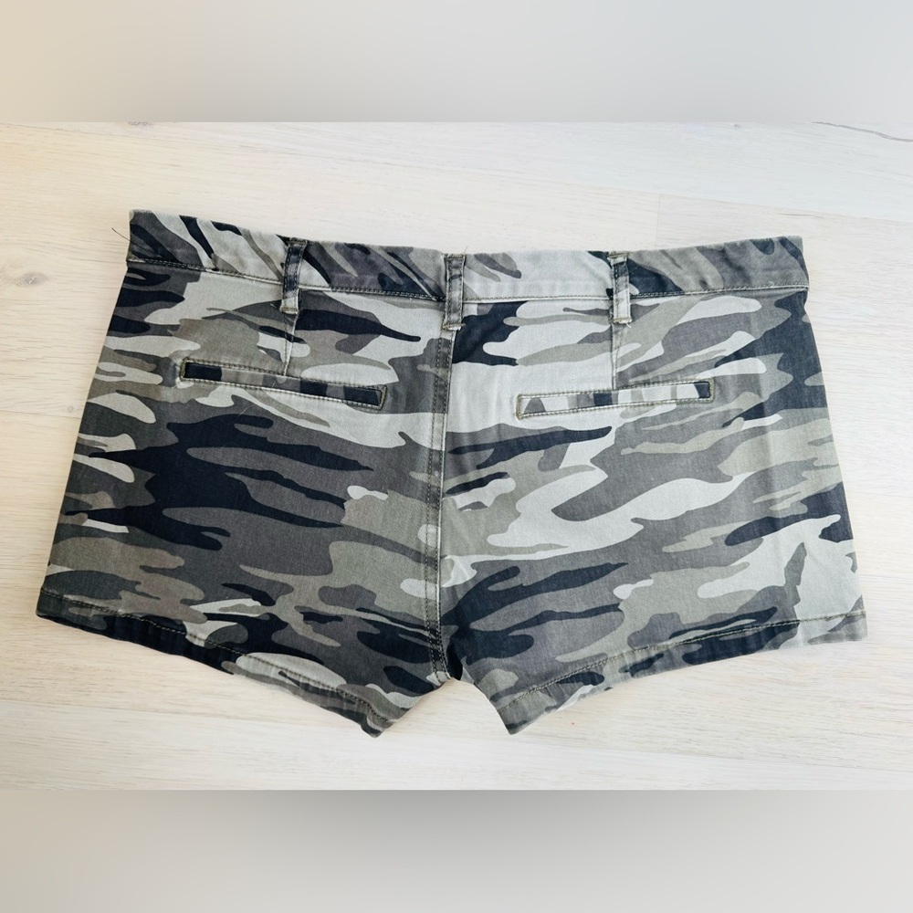 Express Camo Shorts - Picture 3 of 3